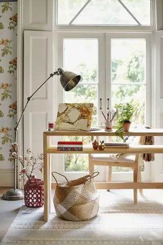 coin bureau à domicile avec volets solides et portes françaises