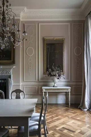Farrow & Ball Peignoir i en spisestue