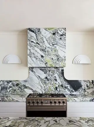 Cuisine crème avec dosseret en marbre noir et blanc