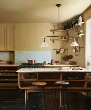 pouvez-vous installer un îlot dans une cuisine américaine, une cuisine jaune, une cuisine autoportante avec un petit îlot étroit