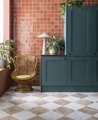 Cuisine avec carrelage terre cuite style zellige