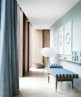 Entrée moderne avec des couleurs bleu et blanc