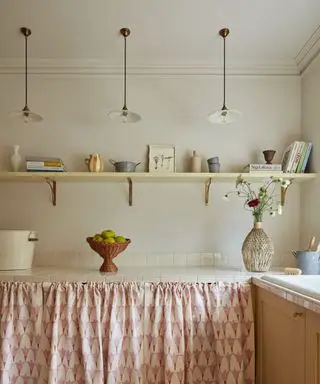 peinture d'albâtre utilisée dans le garde-manger/buanderie associée au rose et à la terre cuite