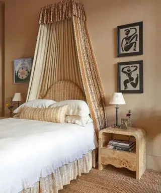 chambre à coucher de palette de couleurs beige avec un lit à baldaquin floral et une jupe de lit et des accessoires assortis
