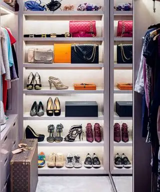 Et omkledningsrom med hyller for sko opplyst med LED-lys