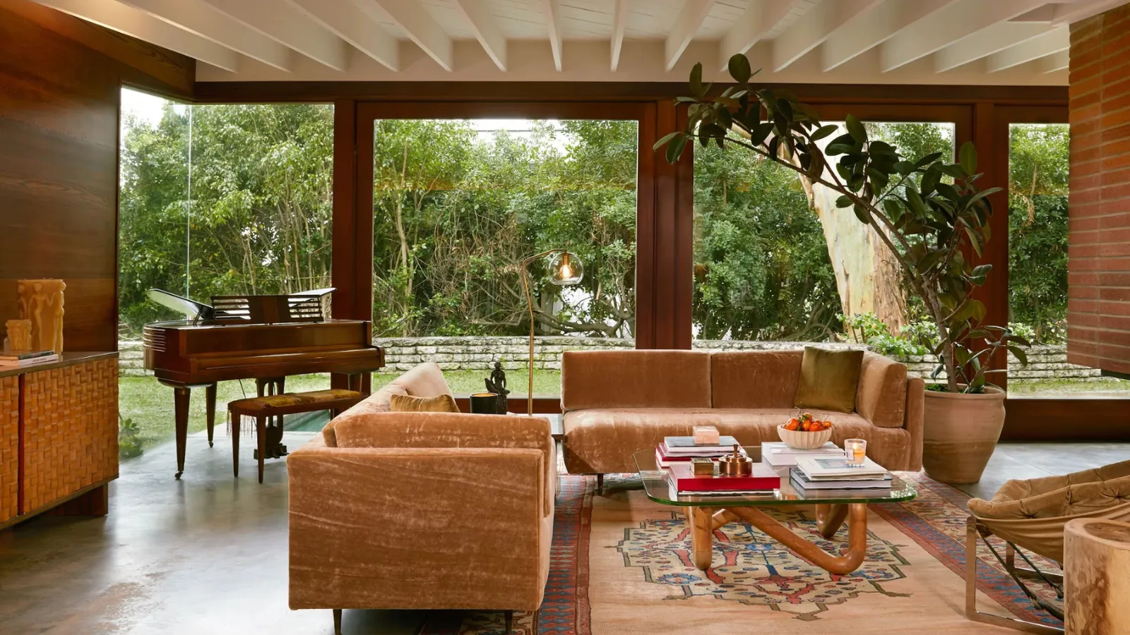 2 개의 모헤어 소파가있는 중반 거실 유리 커피 테이블 나무 패널 벽과 흰색 천장' loading='lazy' title=