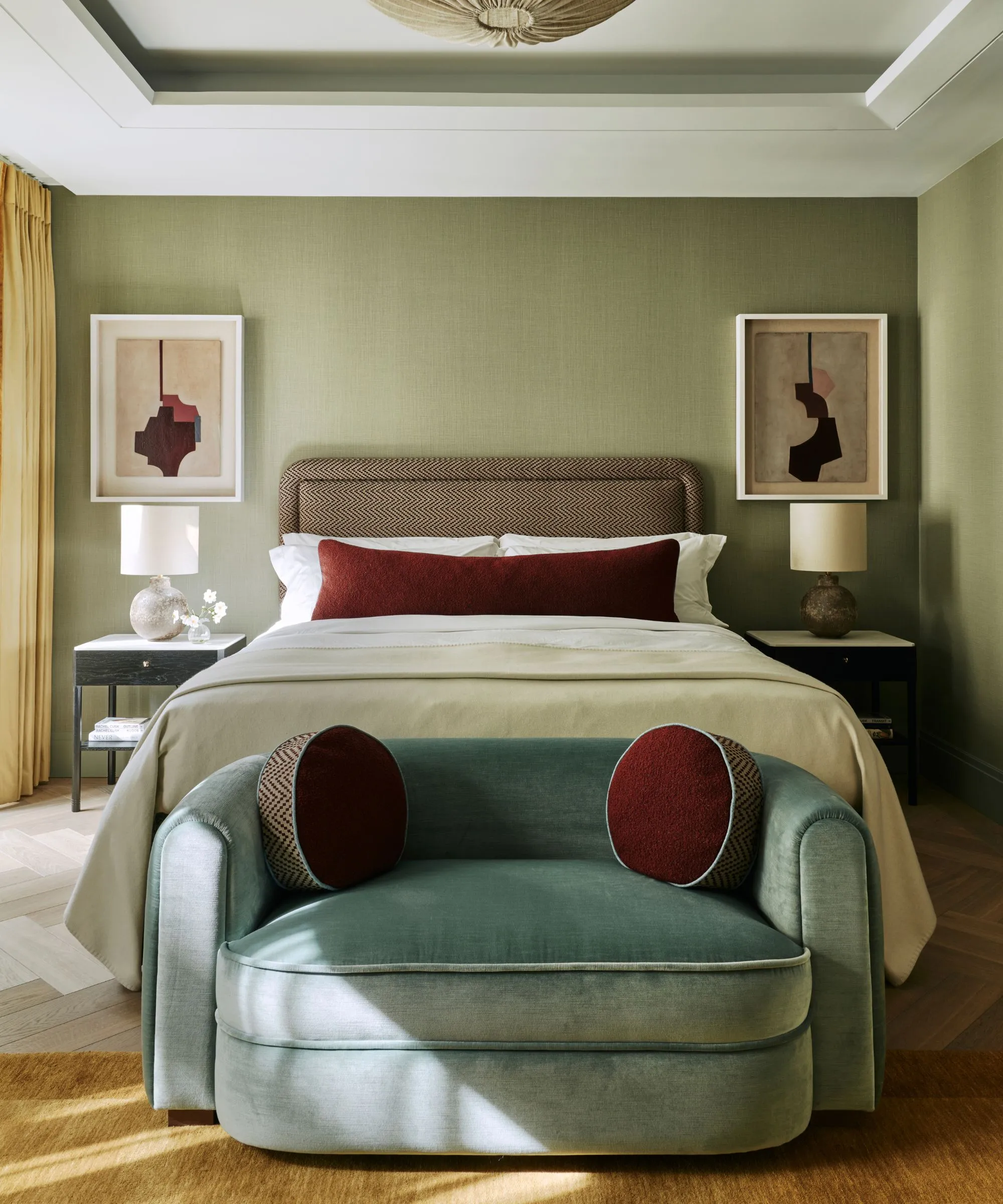 아늑한 현대의 흙 녹색 침실 녹색 벽과 함께 붉은 벨벳 요추와 함께 스타일의 큰 중립 침대 둥근 베개가있는 침대 발에 푸른 벨벳 작은 소파' loading='lazy' title=