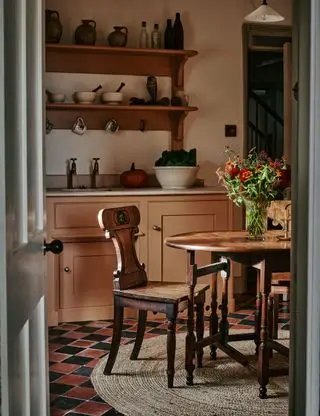 今月の色キャラメルキッチンと木製家具