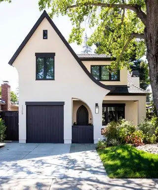 מרפסת אביב עם גינון קשה ומדשאה