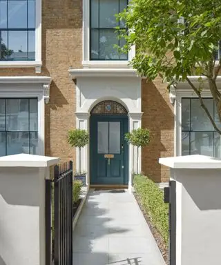 בית מסורתי עם דלת כניסה ירוקה