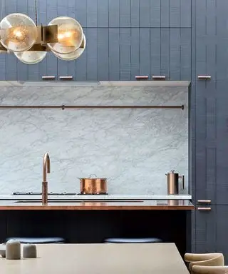 Cucina grigia con mobili in legno tinto