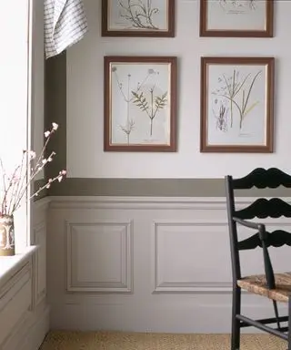 회색 패널과 꽃무늬가 있는 벽에 대한 패널 아이디어