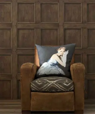 어두운 목재 패널과 가죽 안락의자를 사용한 벽 패널링 아이디어