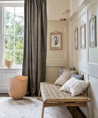 슬림라인 선반이 있는 벽을 위한 패널링 아이디어