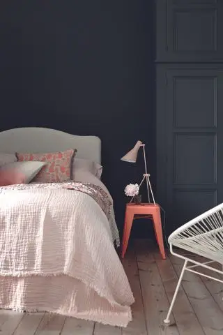 chambre avec mur noir, armoire anthracite, lit gris, accents corail