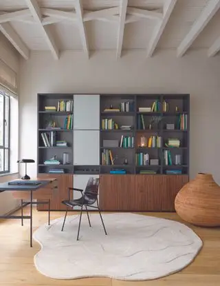 bureau à domicile moderne avec unité murale, bureau et chaise, tapis de forme organique, rotin, parquet