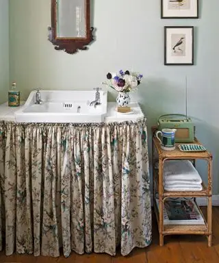 Salle de bain déco avec jupe de lavabo