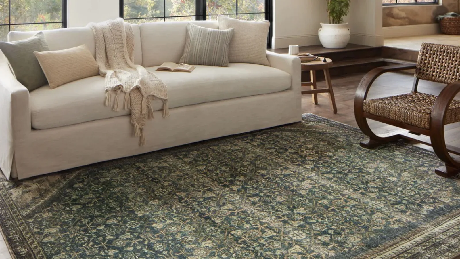 He estado luchando por encontrar una alfombra vintage sin daños ocultos y con un alto costo. Afortunadamente, este estilo de Shea McGee logra el aspecto envejecido sin complicaciones.