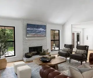 Biela obývačka s hnedou koženou pohovkou