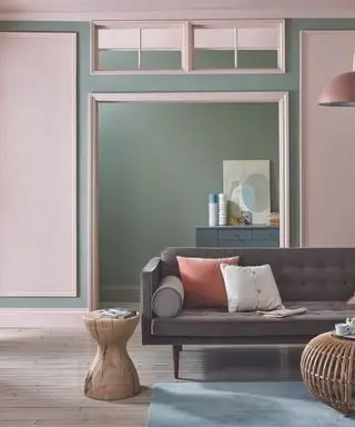 Hnedý gauč v ružovej a zelenej obývačke