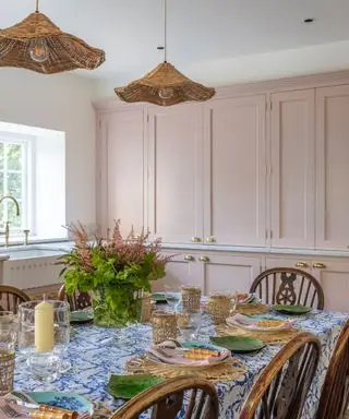 Jedáleň natretá omietkou Farrow & Ball