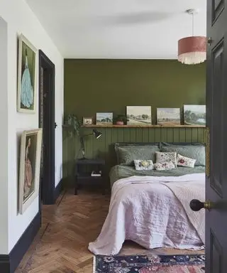 나무 선반이 있는 녹색 침실