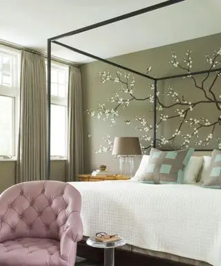 검은색 4개의 포스터와 벚꽃 벽화가 있는 녹색 침실