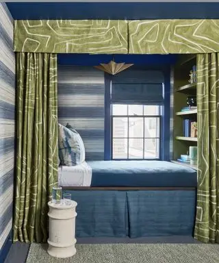 녹색 침대 옆 커튼이 있는 파란색과 흰색 침실