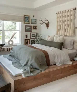 흰색과 세이지 침구가 있는 플랫폼 침대