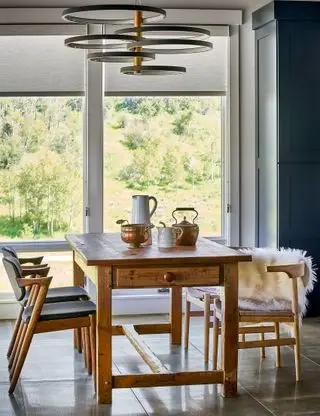 sala da pranzo con mobili rustici moderni e pareti di finestre