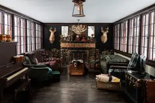 ampia cabina soggiorno con pareti scure e camino