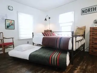 camera da letto in cabina con letti estraibili e coperte da campo