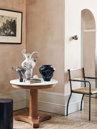 Vases exposés sur une table ronde