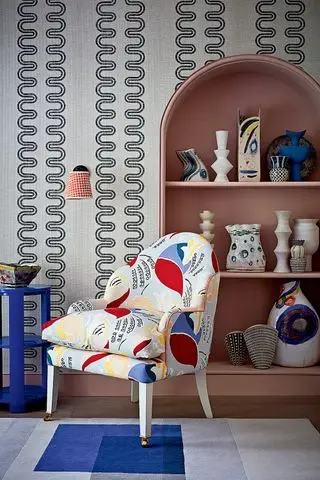 Étagères avec vases artisanaux