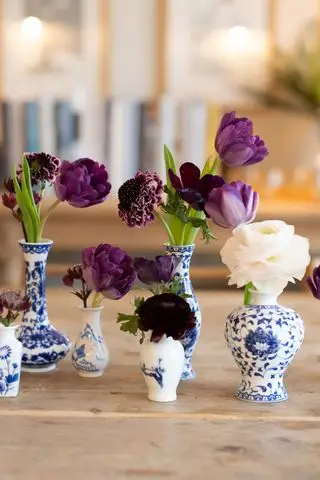 Présentoir floral de vase à bourgeons de Chinoiserie par Philippa Craddock