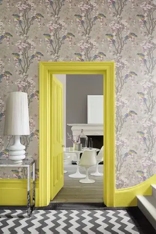 Flur mit Loriini-Tapete mit Holzarbeiten in Trompetengelb von Little Greene
