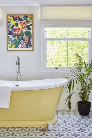 Gelbe Badewanne von BC Designs in einem weißen Badezimmer