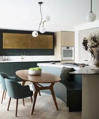 איי מטבח מעוקלים עם ארונות אפורים