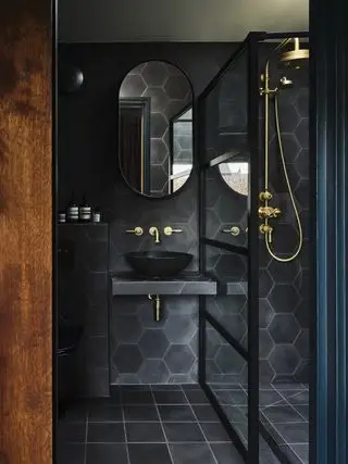 Salle de douche avec carrelage noir de la maison Bert et May Thornely