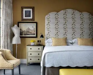 une chambre d'hôtel jaune joyeux conçue par le studio de design kit kemp pour les hôtels Firmdale