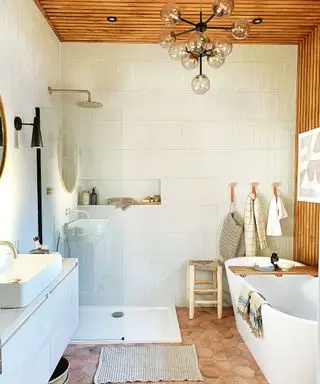 Salle de bain avec carrelage crème et panneaux muraux