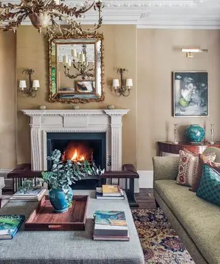 cheminée du salon avec appliques et mur neutre