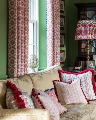 벽지에 패턴이 있는 거실: 패턴을 혼합하는 방법