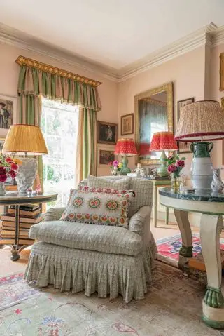 커버 의자가 있는 컨트리 하우스 거실