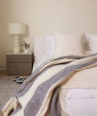 Skandinavisk soverom med kremvegger og tekstur