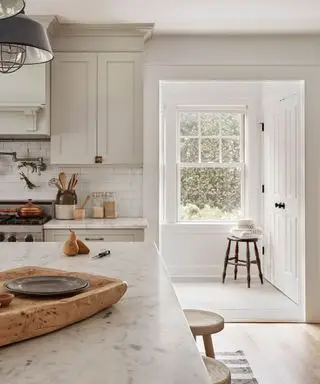 Skandinavisk kjøkken og hvit vaskerom