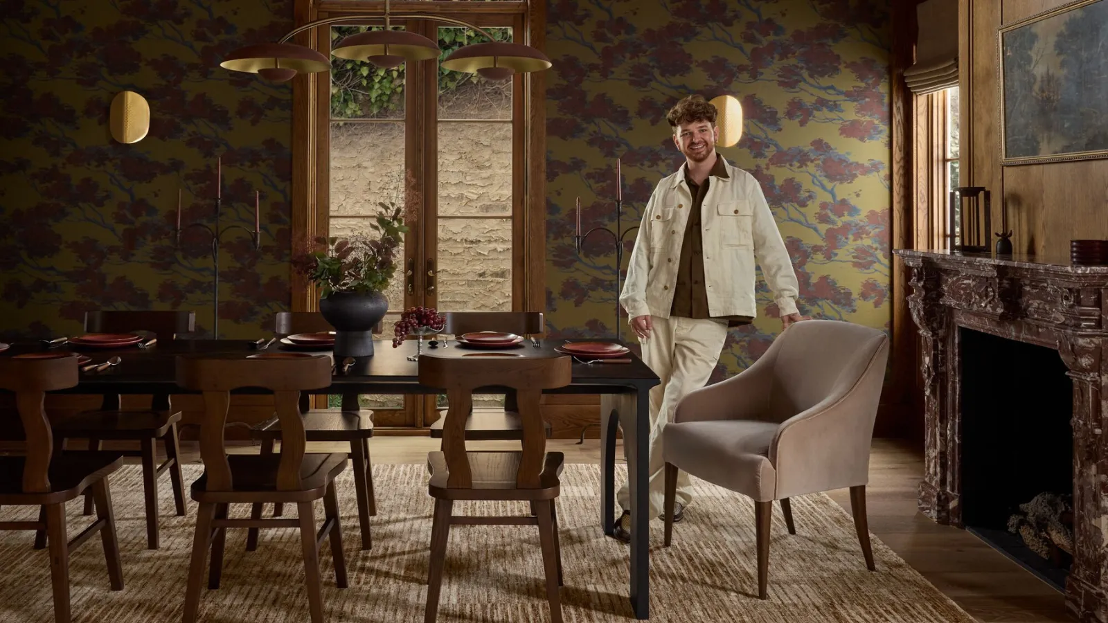 アンバールイスの最新のラグコラボレーションは、彼女の最後の雰囲気ではありませんが、代わりに現代のオーガニックの時代を超越したトレンドに傾いています