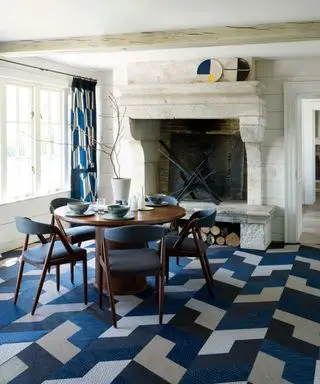 salle à manger bleue et blanche avec un sol à motifs géométriques audacieux