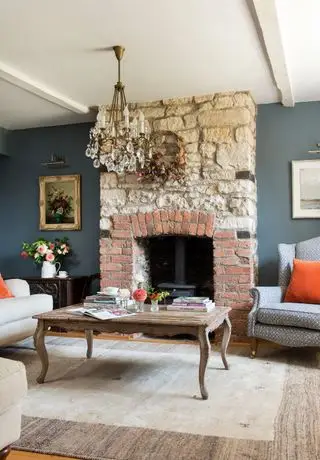 Soggiorno con camino e lampadario