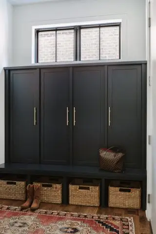 sala de lama sob medida com portas pintadas e cestos embaixo